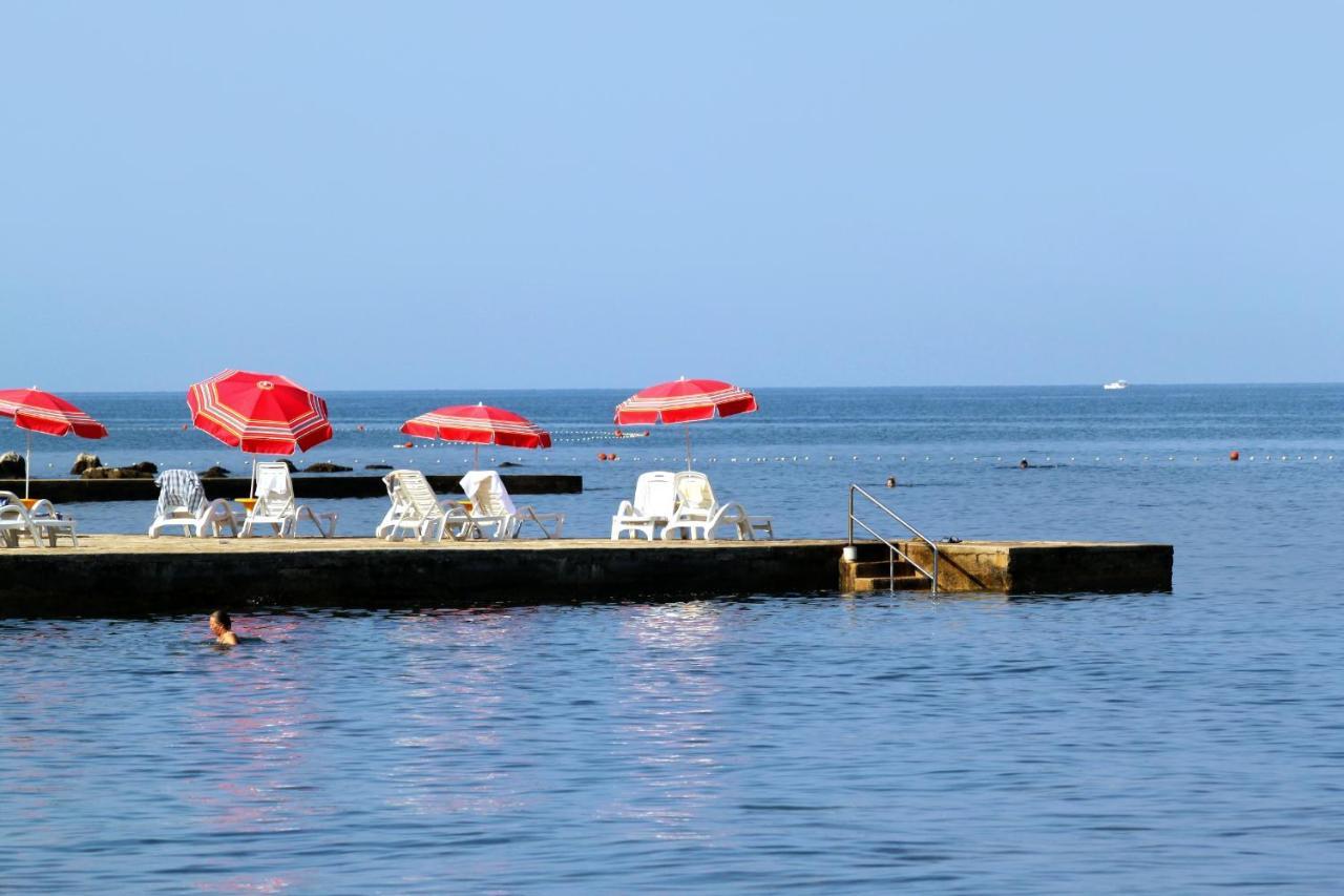 Apartments With A Parking Space Umag - 7066 Bagian luar foto