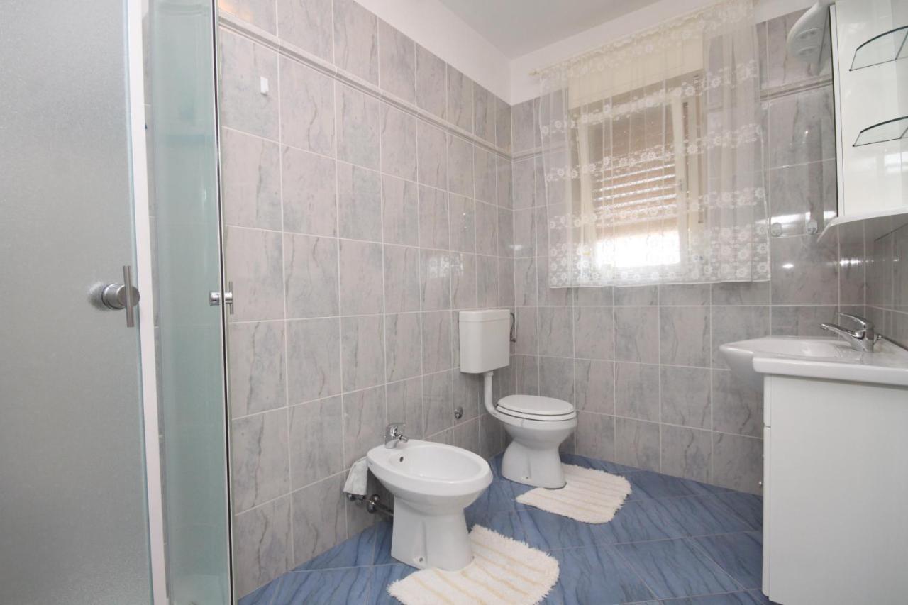 Apartments With A Parking Space Umag - 7066 Bagian luar foto